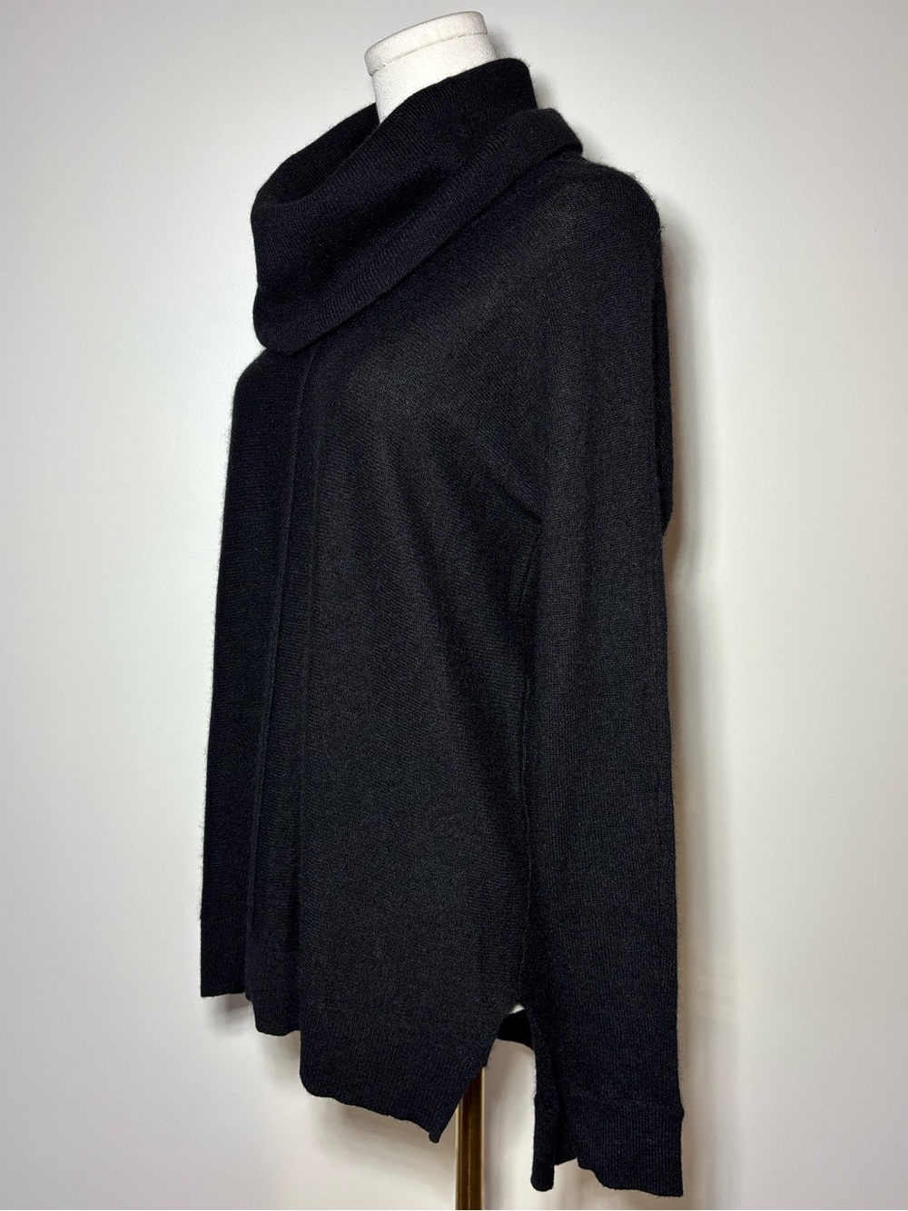 C by Bloomingdale’s 100% 2-PLY Cashmere Sweater - Picture 2 of 8